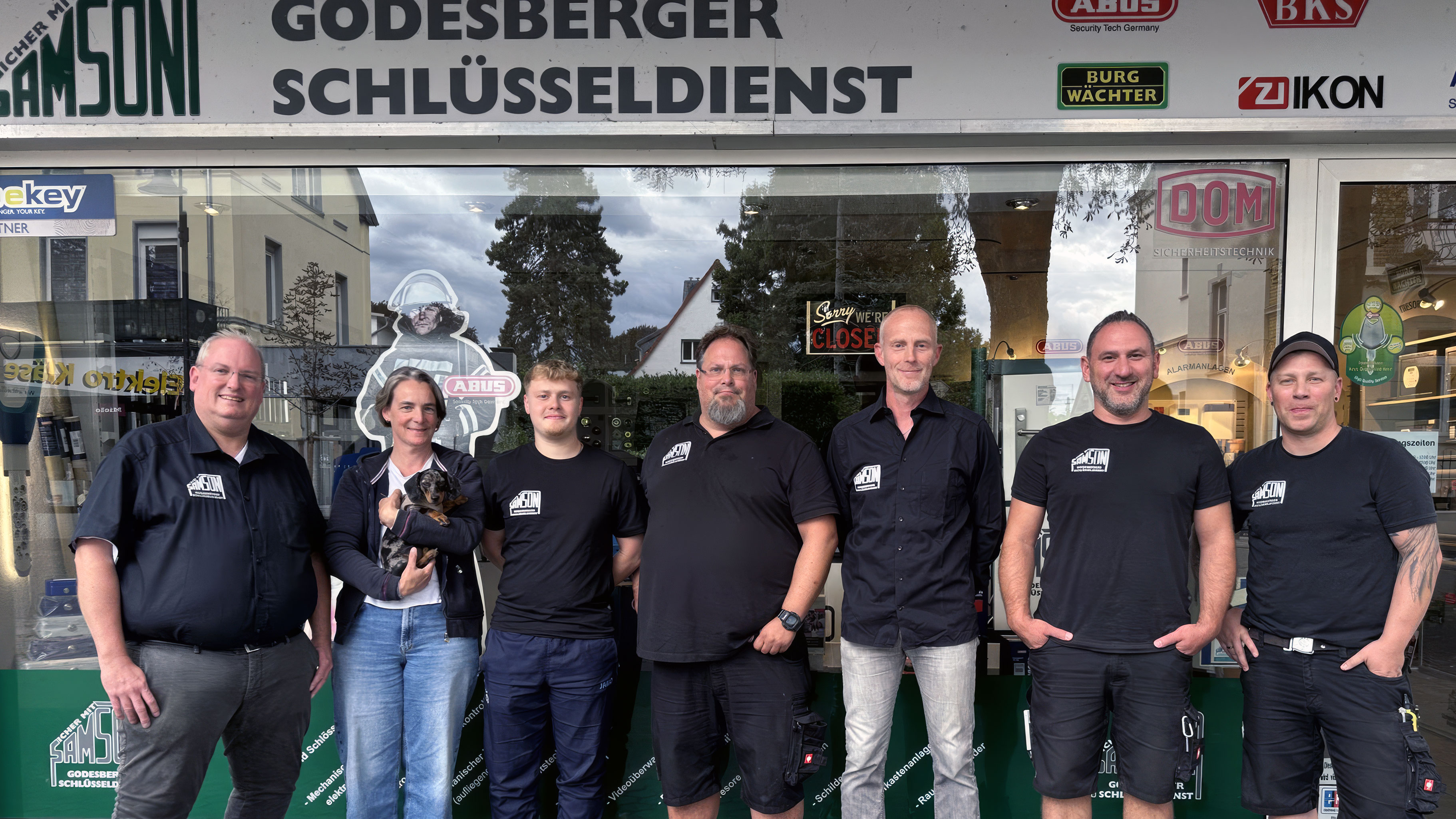 Das Team von Godesberger Schlüsseldienst Samson vor dem Geschäft in Bonn-Bad Godesberg